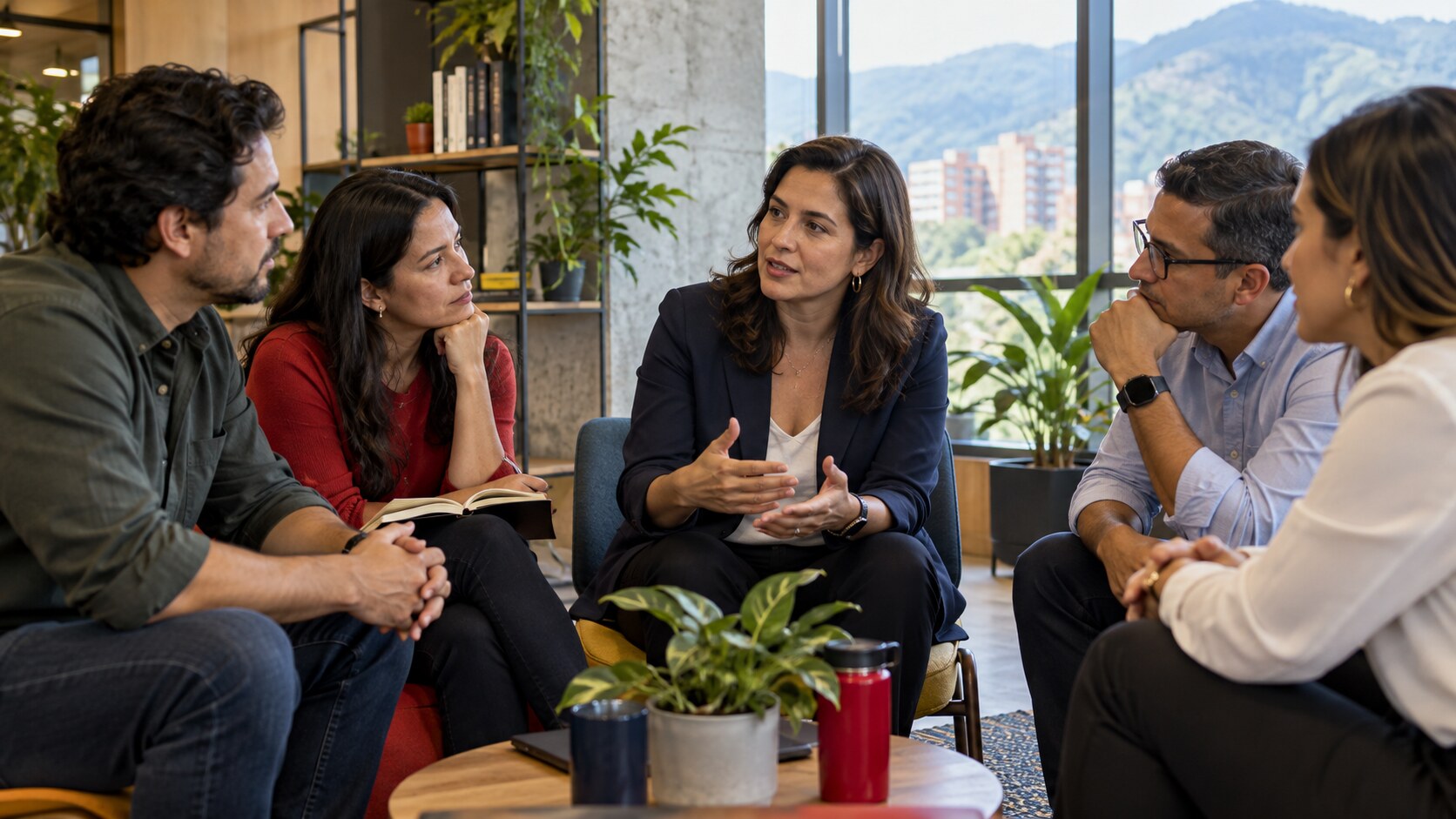 Líder conversando con su equipo sobre un proceso de cambio